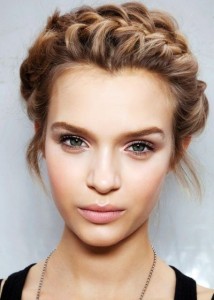 Um look luminoso consegue-se com uma pele perfeita e maquilhagem em tons suaves e femininos