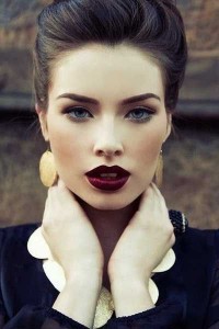 Uns lábios marcados e um olhar bem delineado, com simplicidade aparente é um look que nunca vai cansar