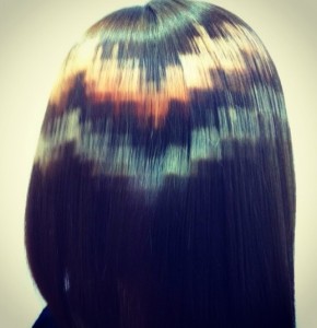 Neste penteado, a utilização deste efeito pixalizado parece crias duas coroas no teu cabelo, uma dourada e outra em tons mais frios