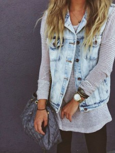 O colete de ganga é uma peça típica de looks descontraídos e confortáveis.