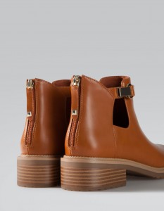 Botins buracos laterais - Stradivarius: 35,95€