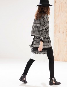 Casaco kimono com franjas - Stradivarius: 25,95€