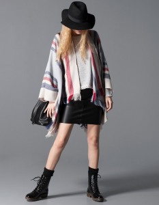 Poncho às riscas - Stradivarius: 19,95€