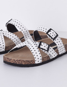 Sandália em cortiça com tiras aos corações - Blanco: 12,99€