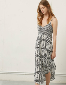 Vestido assimétrico em baixo - Bershka: 29,99€