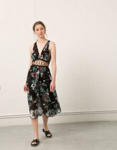 Vestido estampado decote V com tiras cintura - Bershka: 35,99 €