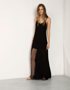 Vestido comprido com detalhe nas costas - Bershka: 39,99 €