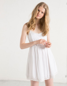 Vestido com detalhe debrum - Bershka: 24,99€